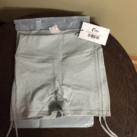 Zyia Brilliant double scrunchy Hussle short - Picture 2 of 2